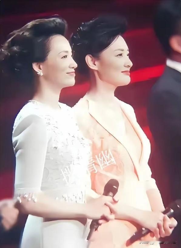 董卿与周涛都曾经是央视大舞台上的红极一时的美女主持人，二人不仅内外双修，多才多艺