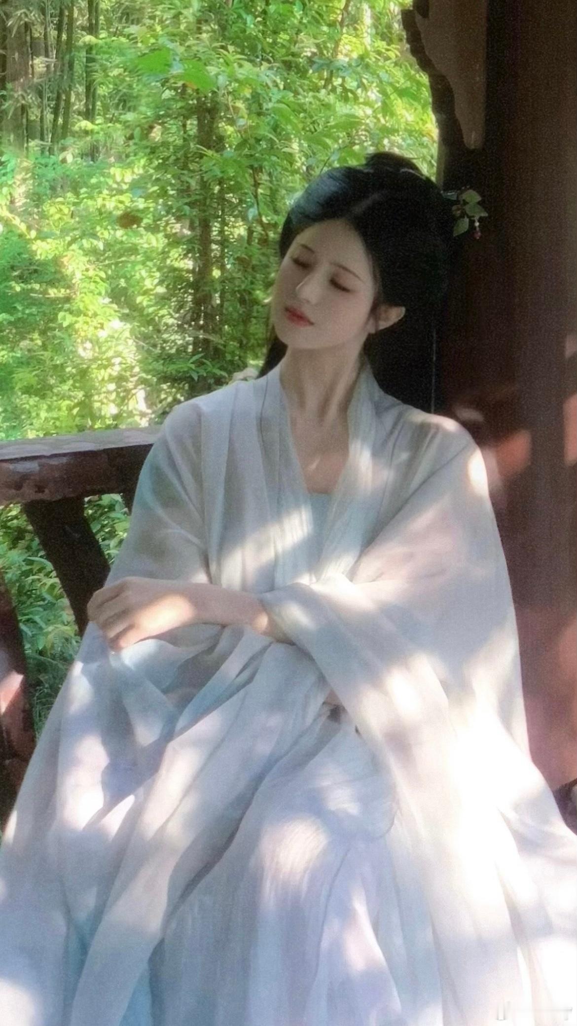 风吹树影光摇曳 ​​​