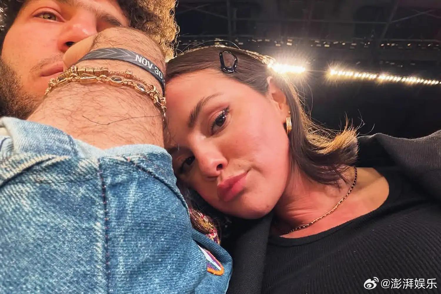 赛琳娜力挺老公 外界嘲声不断又怎样？赛琳娜直接晒出与本尼的亲密互动，用满屏爱意证