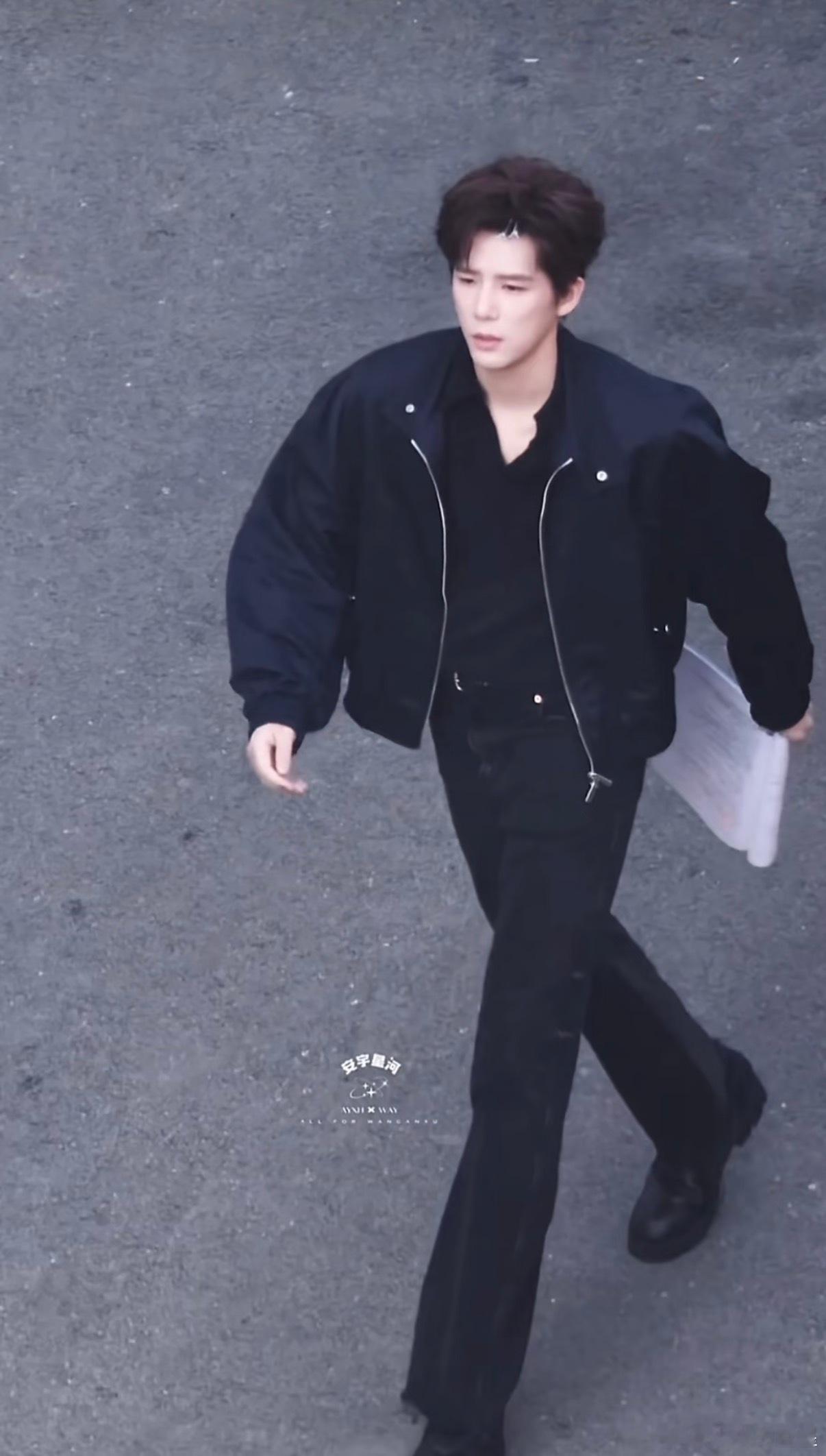 王安宇季清和黑色夹克造型王安宇想把你和时间藏起来开拍 今天拍明天播做不做的到！ 