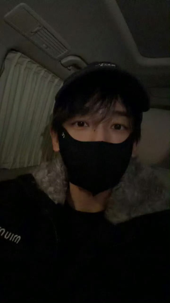 张真源彭昱畅密逃智齿塑张真源彭昱畅智齿兄弟害怕的时候自然而然贴在一起赶路，张真源