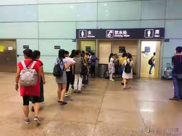 由于生理结构等不同，男女上厕所需要的时间和空间也不一样，男士上厕所比较快，所以男
