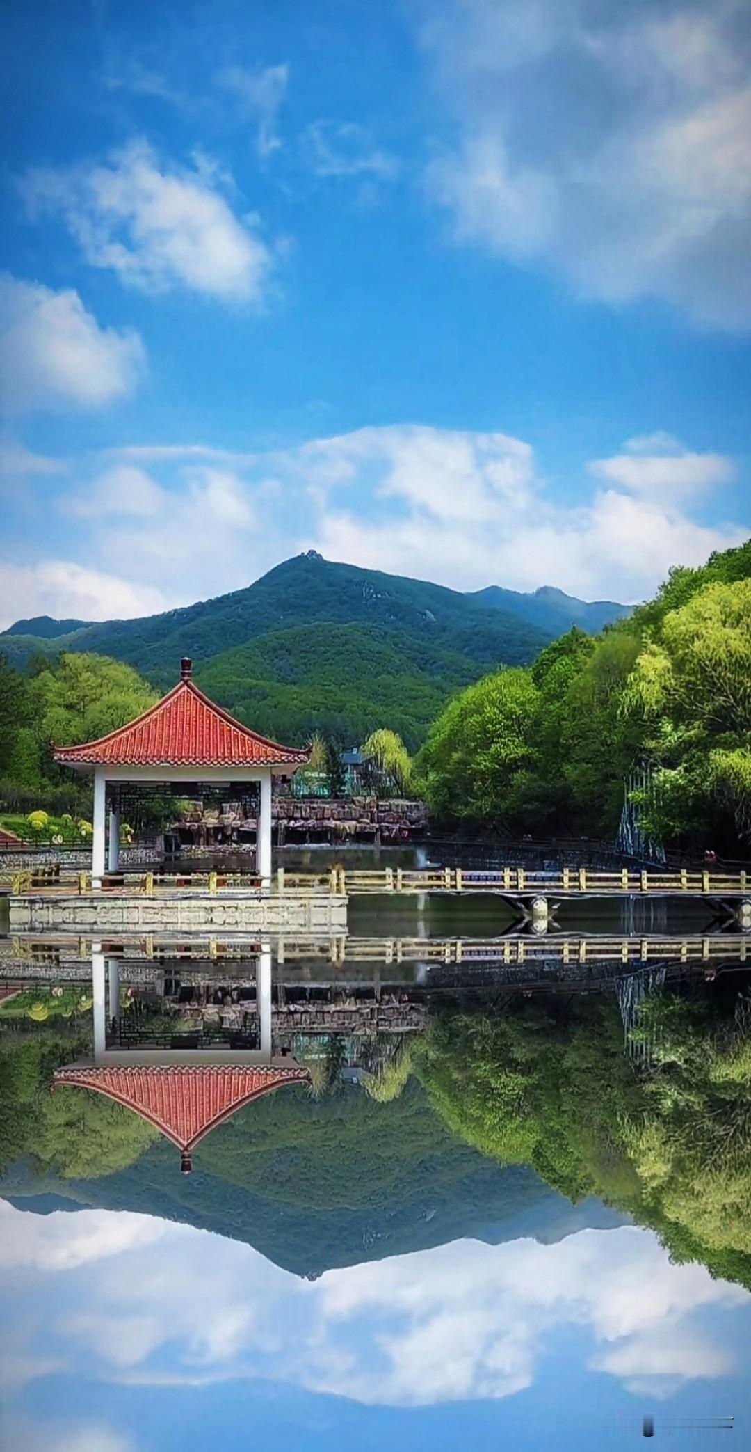 吉林市朱雀山森林公园简直是宝藏之地！一进公园就被满眼的绿色包围，空气清新得能洗肺