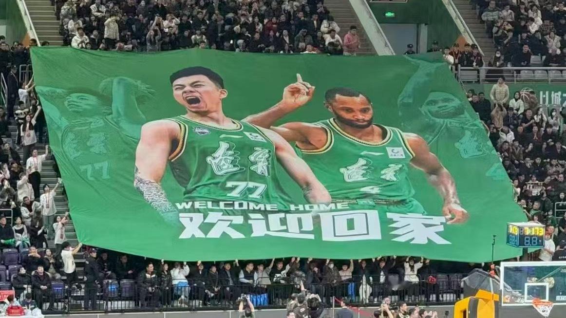 在篮球场看到巨星tifo 这是很感动的事