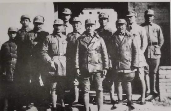1942年，新四军四支队刚在山头上宿了营，嗅觉灵敏的鬼子就跟到了山下，正在喝酒的