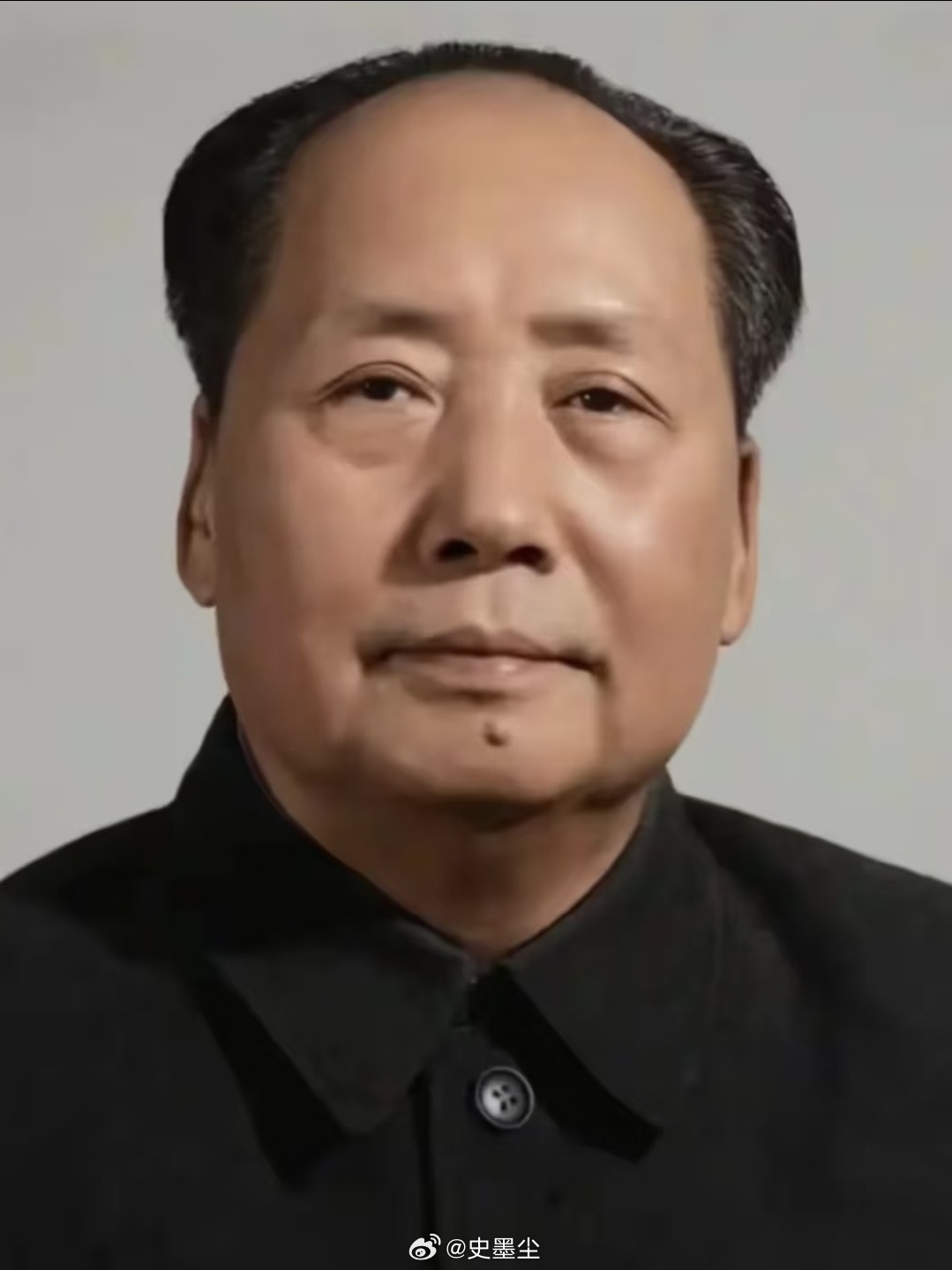 我奶奶这一辈都是经历过旧社会的，他们对毛主席的热爱是一贯的，是发自内心的真挚，因