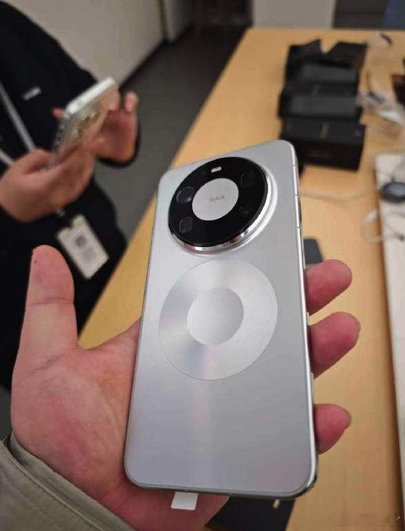 华为mate80系列不支持磁吸 那一圈是无线充磁圈，要磁吸只能买一个带磁吸的外壳