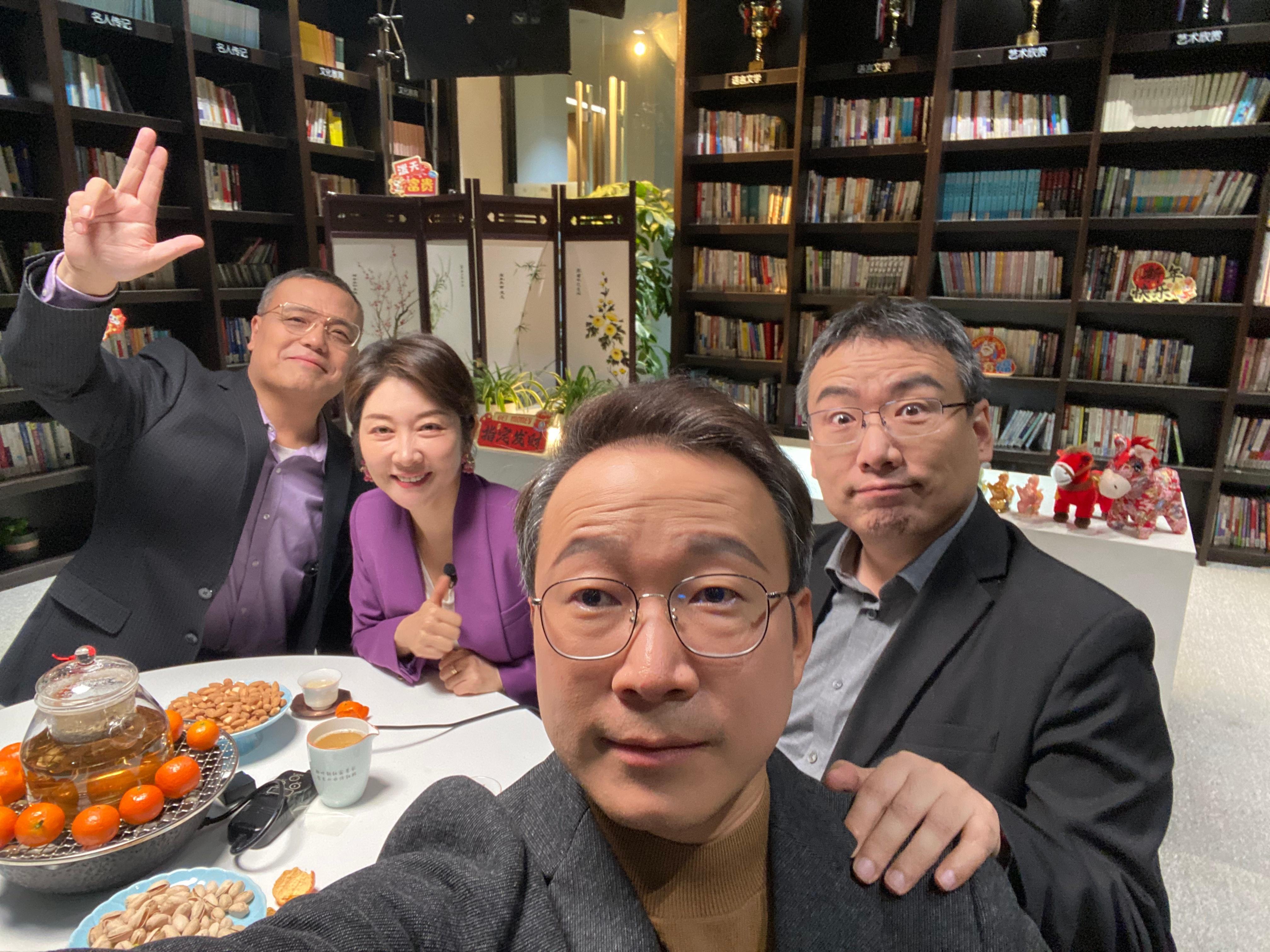 【天南地北之：春节杂谈】河南广电传媒集团刚刚录制⏺在新浪大厦，整整一下午。考考眼