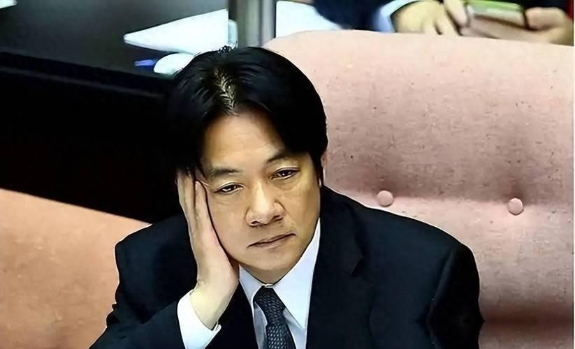 赖清德惨遭内外合围。
 
先说岛内这头。8月2日，台中市长卢秀燕出席民众党七周年