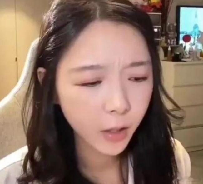 “女权婊别蹭了！”前LPL女解说小楼被开挑拨朋友夫妻感情。近日前LPL解说小楼直