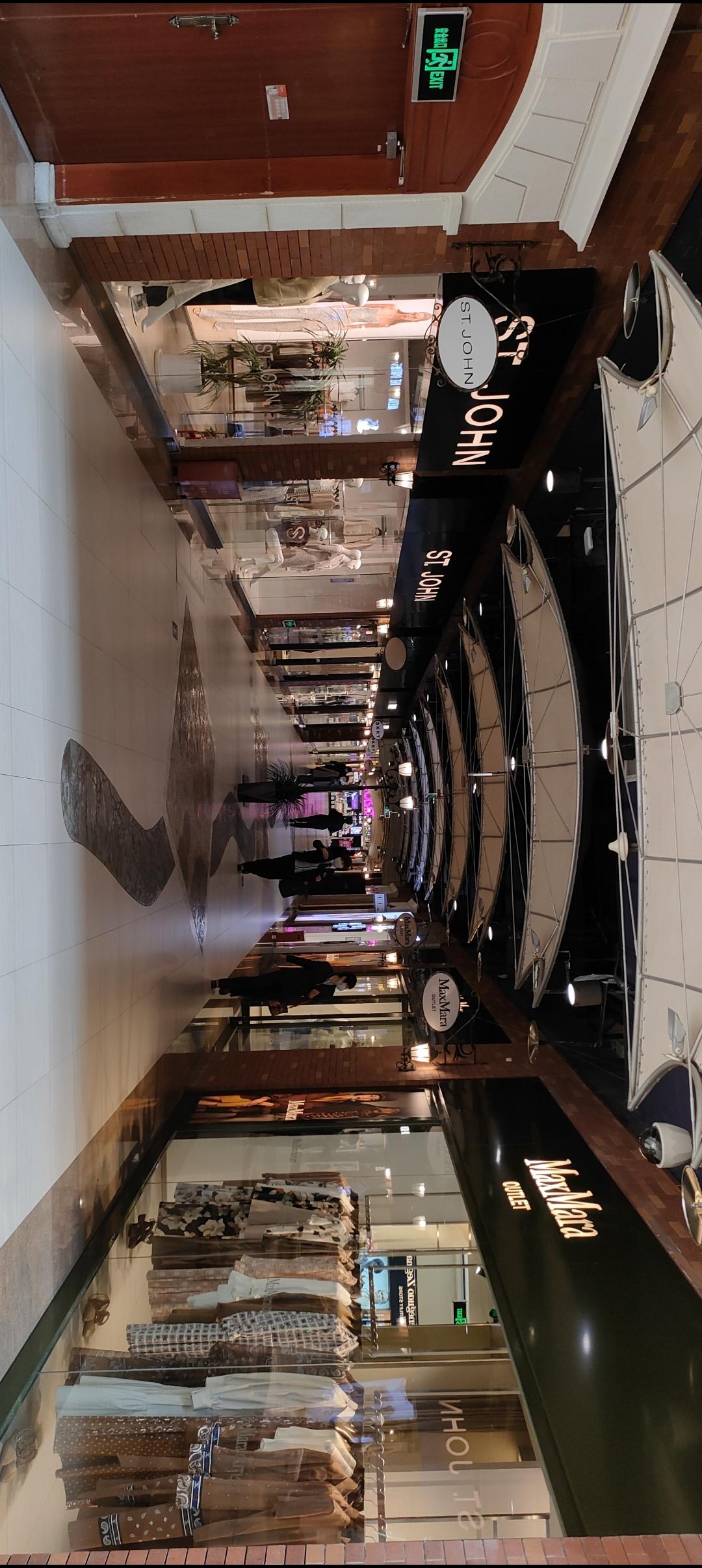 探索奢华品牌，享受购物乐趣！🛍️💃