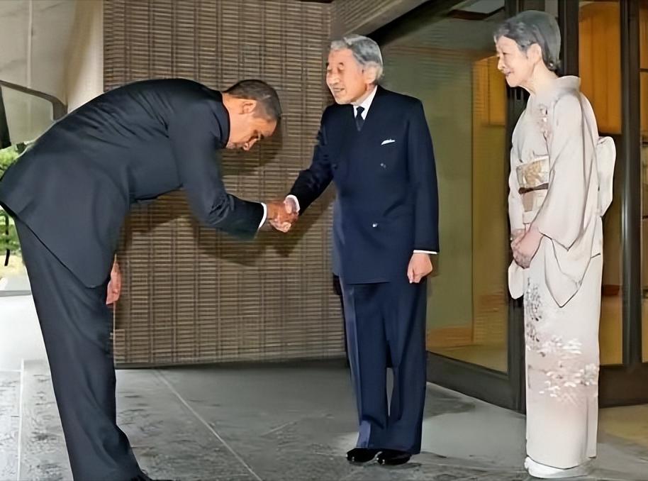 [微风]奥巴马见到日本天皇时，握手时深深的鞠躬，显得非常的谦卑，再看看特朗普见到