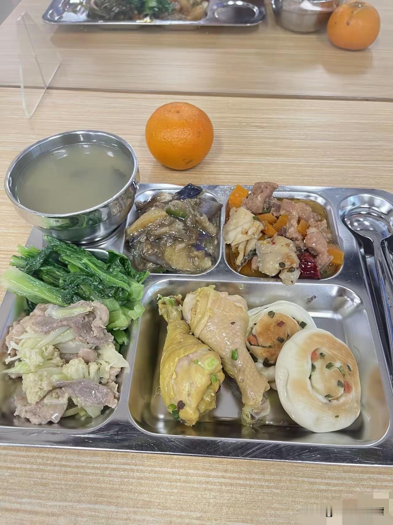 株洲某大型企业工作餐，算什么水平？
今天去株洲田心某企业出差，中午去该企业食堂就