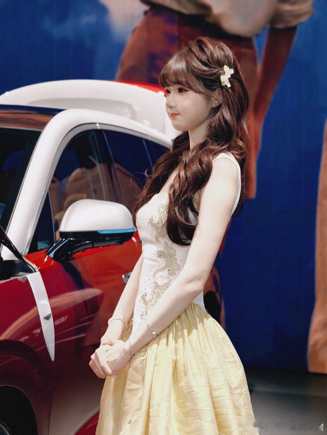 熟悉比亚迪的朋友一定知道，小熊是“御用模特”。而小熊跟饼干又是很好的朋友，这一届