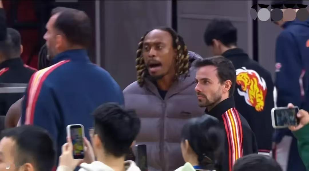 麦考尔怒斥史密斯，外援场外起争执，原因竟在比赛中？
昨晚广东和深圳的比赛打完，本