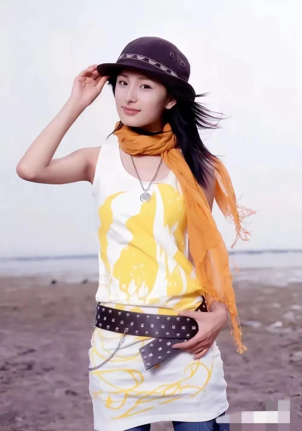 高中时期的杨幂，
已经是瑞丽杂事的封面模特了？
想想普通人的高中时期，大部分在刷