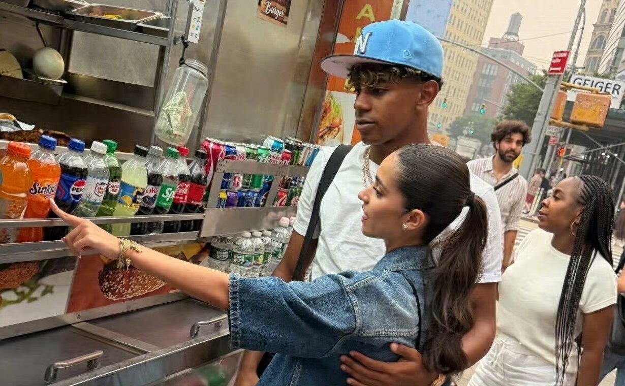 亚马尔决赛前与女友游纽约大v观赛团 离世界杯决赛就剩两天，本以为球员球会紧张得不
