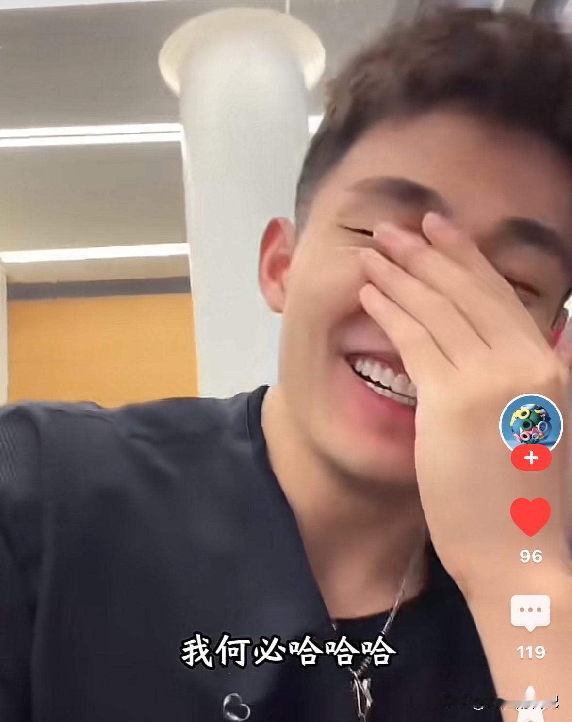 任任最近简直开心的不得了，据说，半夜经常笑醒，在直播期间，说几句话，就会开心的捂