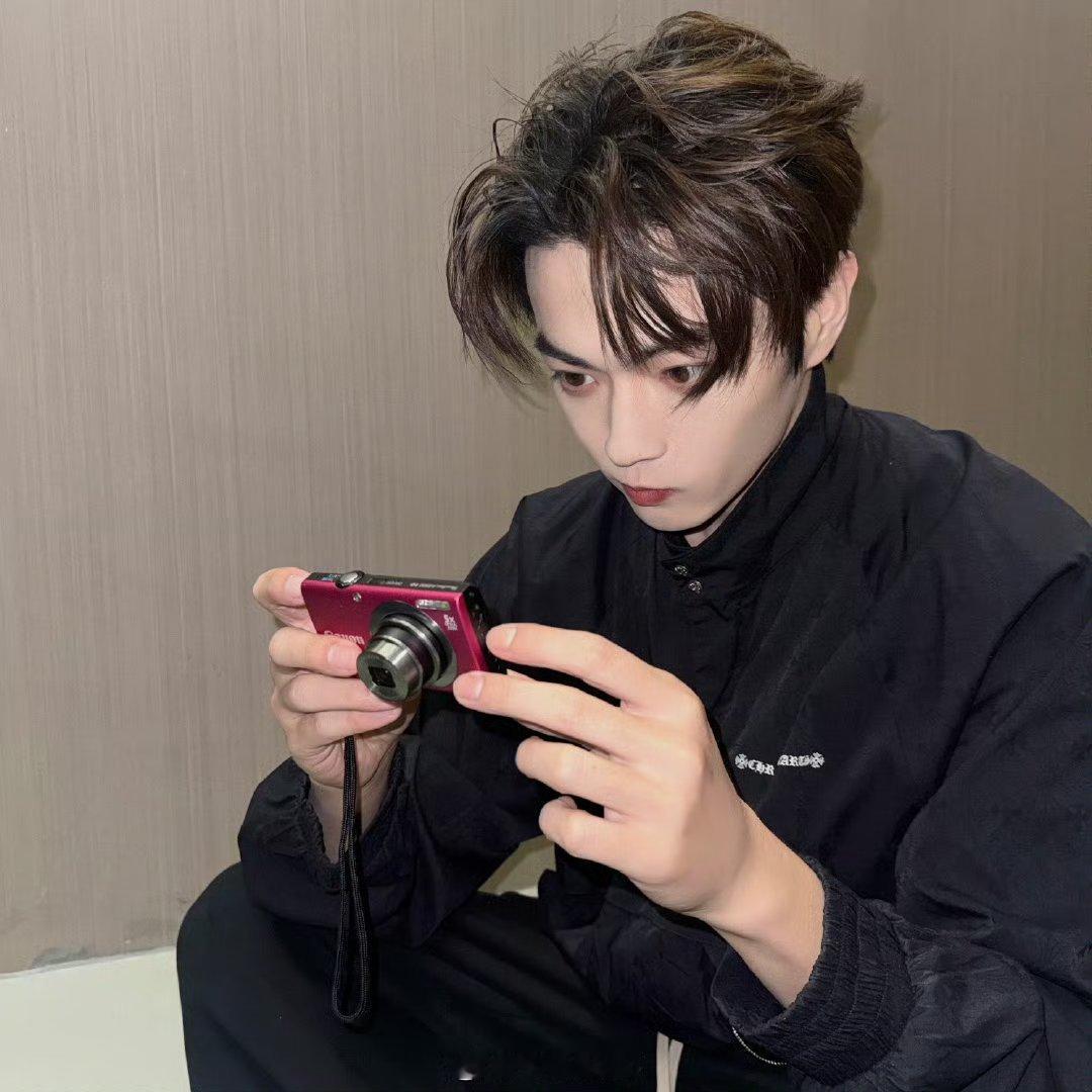 许凯 真帅哥自拍从不挑角度 许凯这么帅气的一张脸，真的是360度都是没有死角的呀