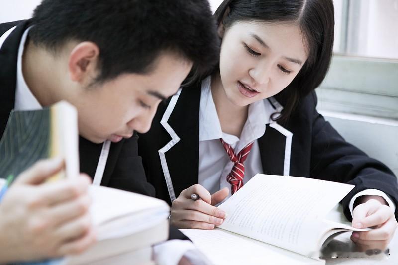 在学校，和异性最暧昧的事儿，很多都发生在同桌之间。就像以前上学，课桌上画着三八线