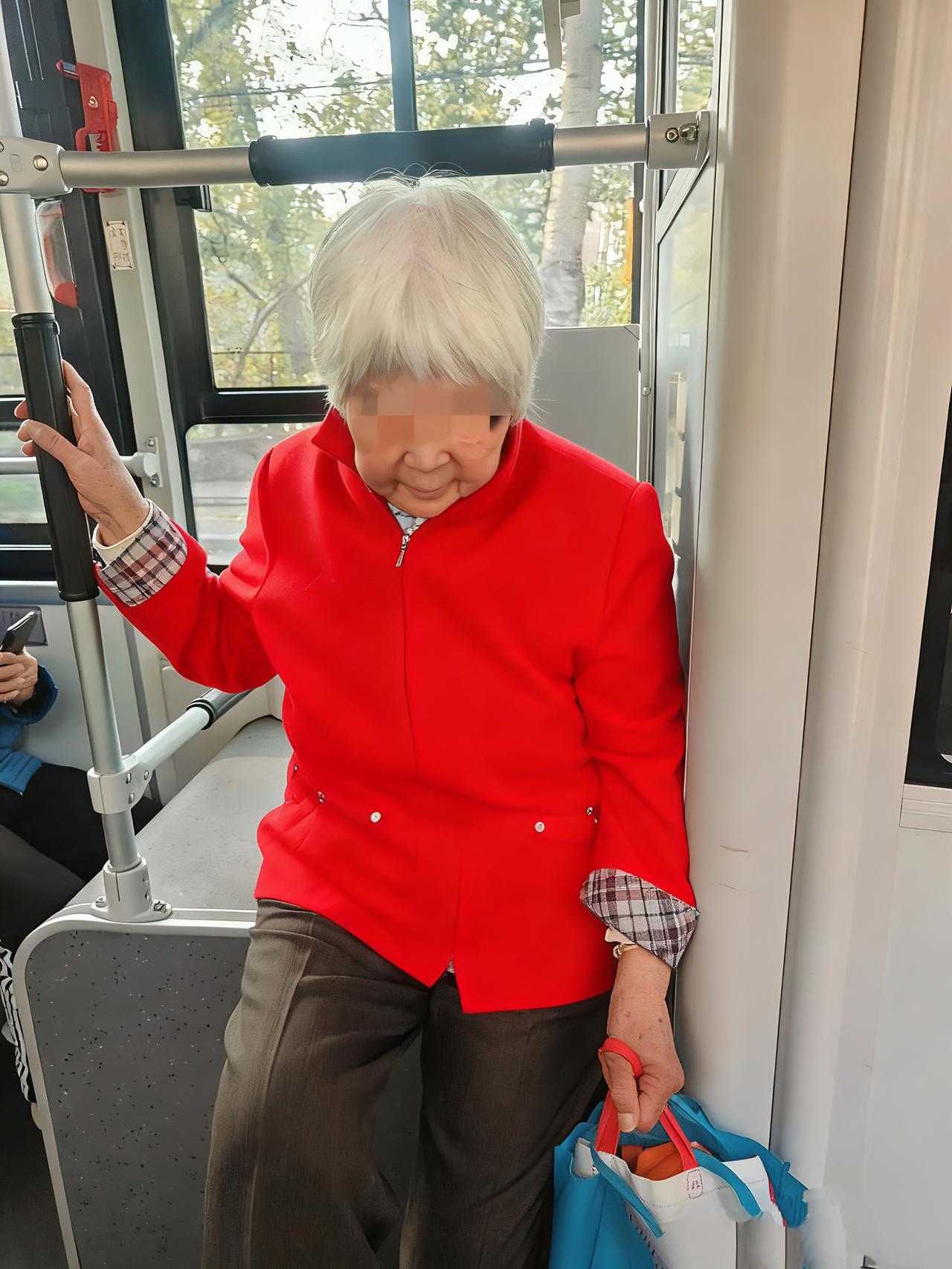 看到一小伙公交主动让座，结果被个白发大姐给整得又意外又暖心！
 
低头刷着手机呢