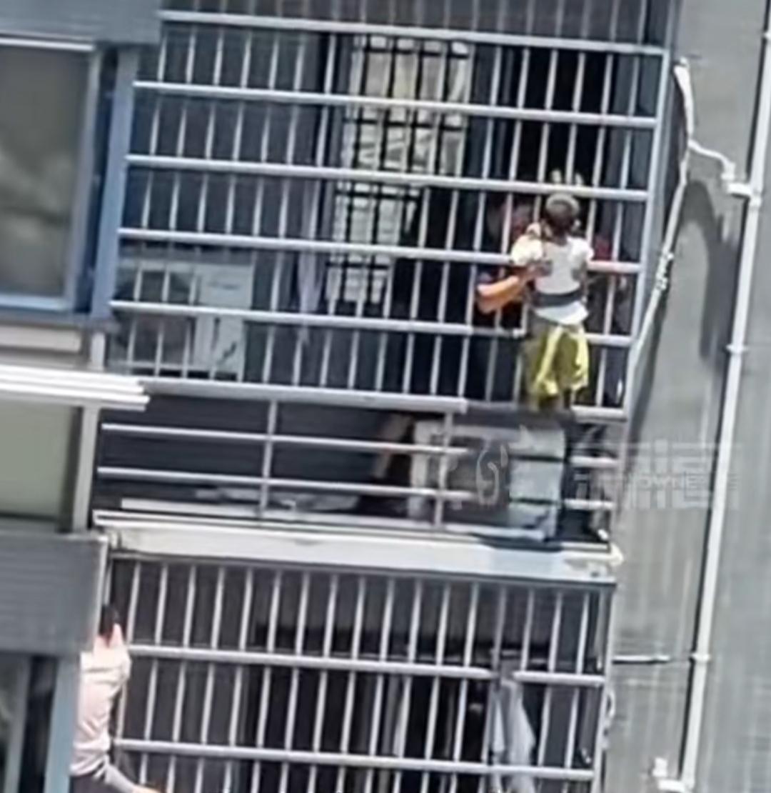 近日，一则幼童沿居民楼防盗窗高空攀爬的视频引发网友热议，画面看得人揪心不已。这名