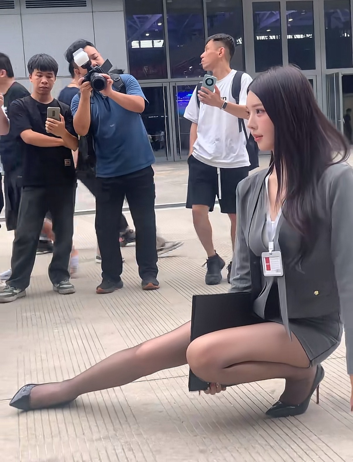 车展门口先预热一下 ​​​