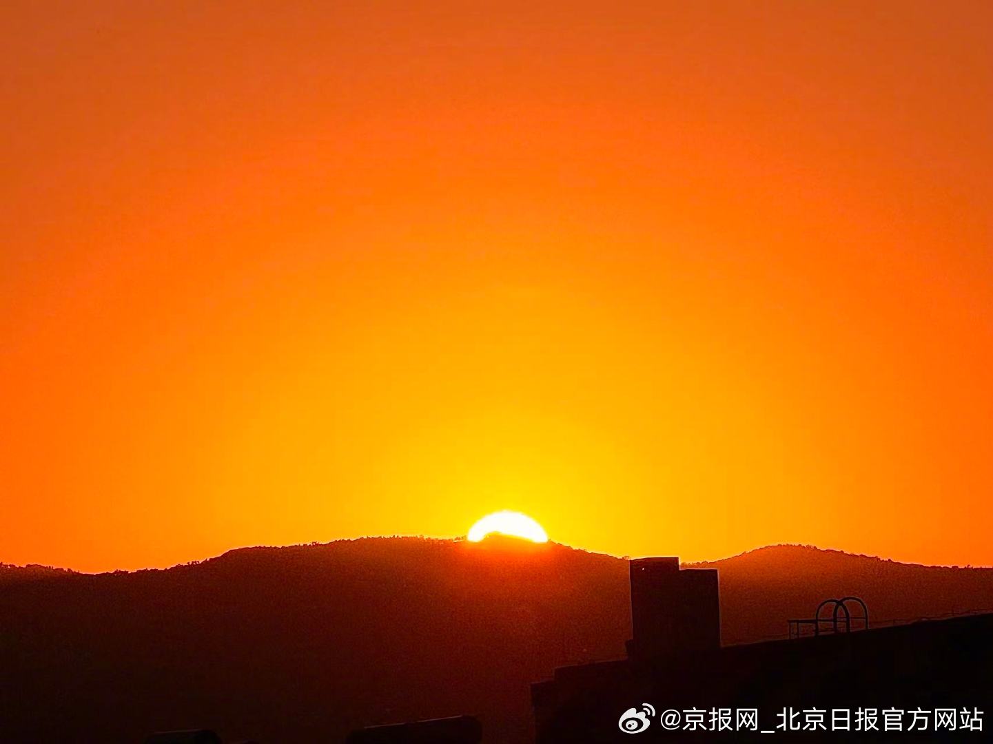【#北京治愈款晚霞迎接周末#】#北京夕阳映着用心生活的你# #今天北京真好看# 