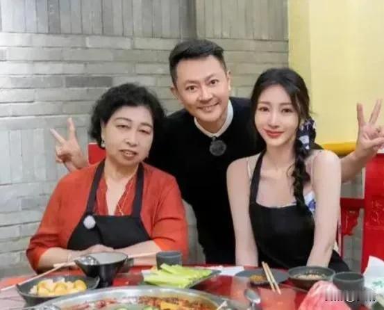 柳岩与新欢印小天将双方父母聚首一堂，此举不仅令粉丝惊愕不已，也让围观的网友发出连