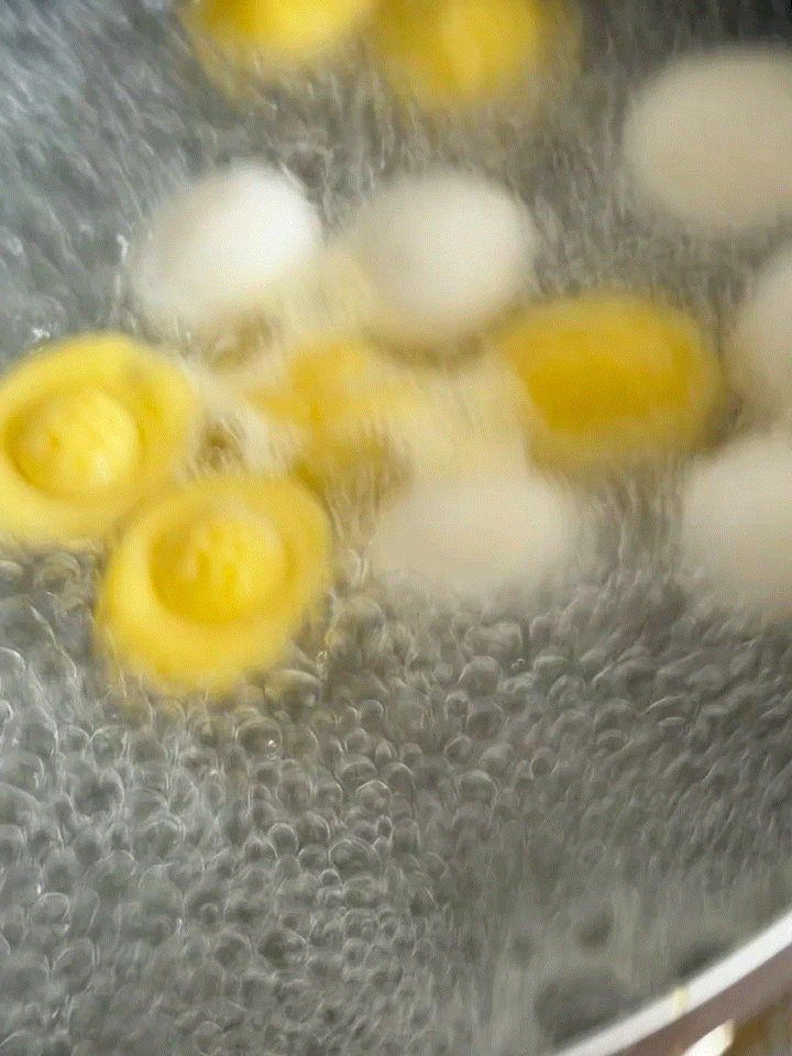 田栩宁晒金元宝元宵田栩宁帅照和汤圆更配喔，金元宝映少年笑意，元宵佳节甜暖相伴，新