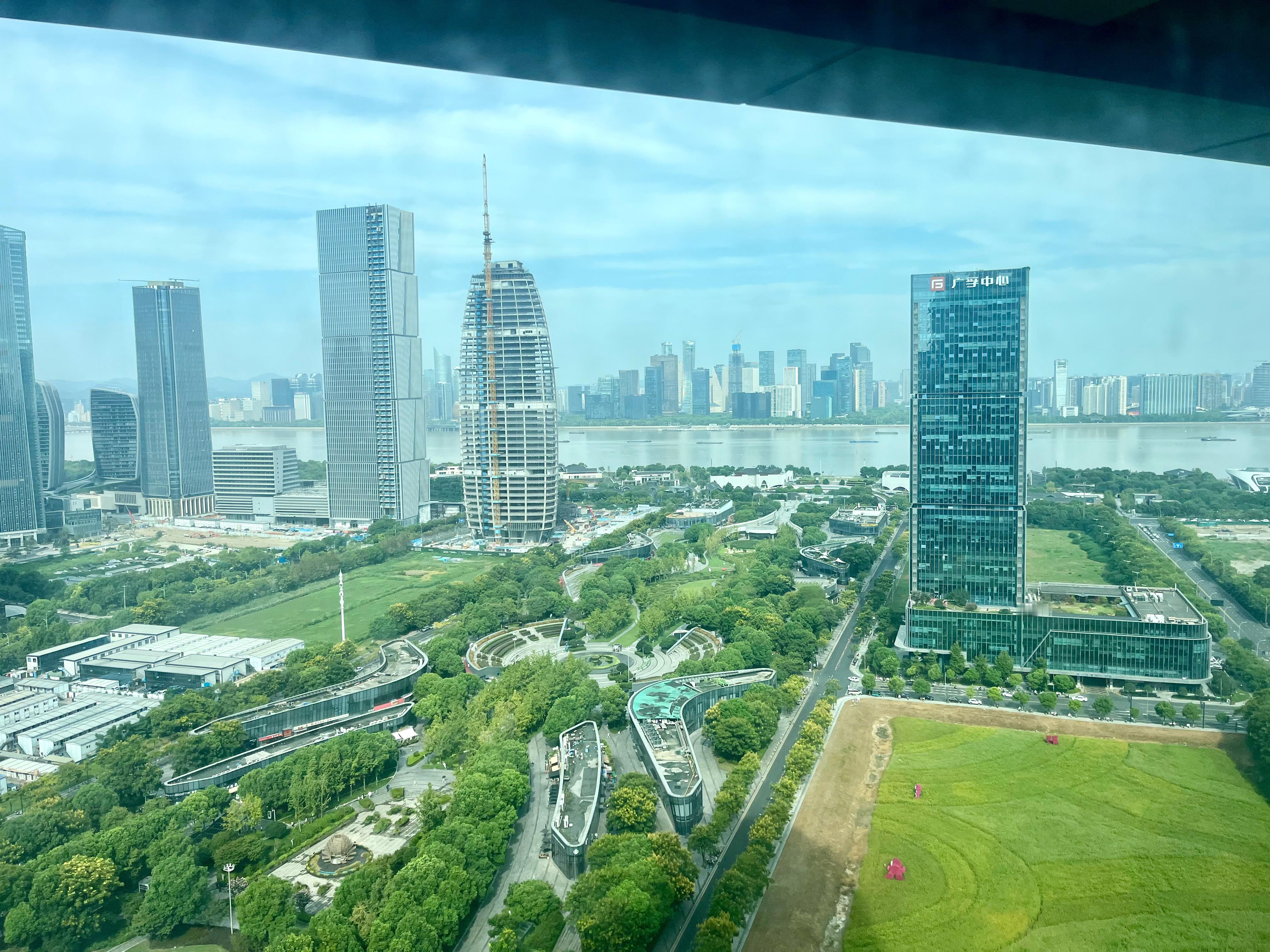 早欣赏一下钱塘江景就是玻璃有点脏了 ​​​