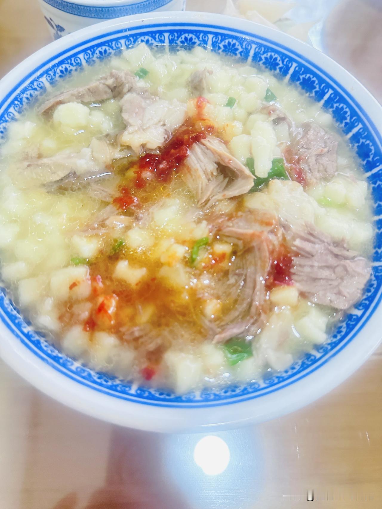 一方水土养一方人。
人的胃也是有适应性的，味蕾也是。
出门在外，吃不惯其他城市的