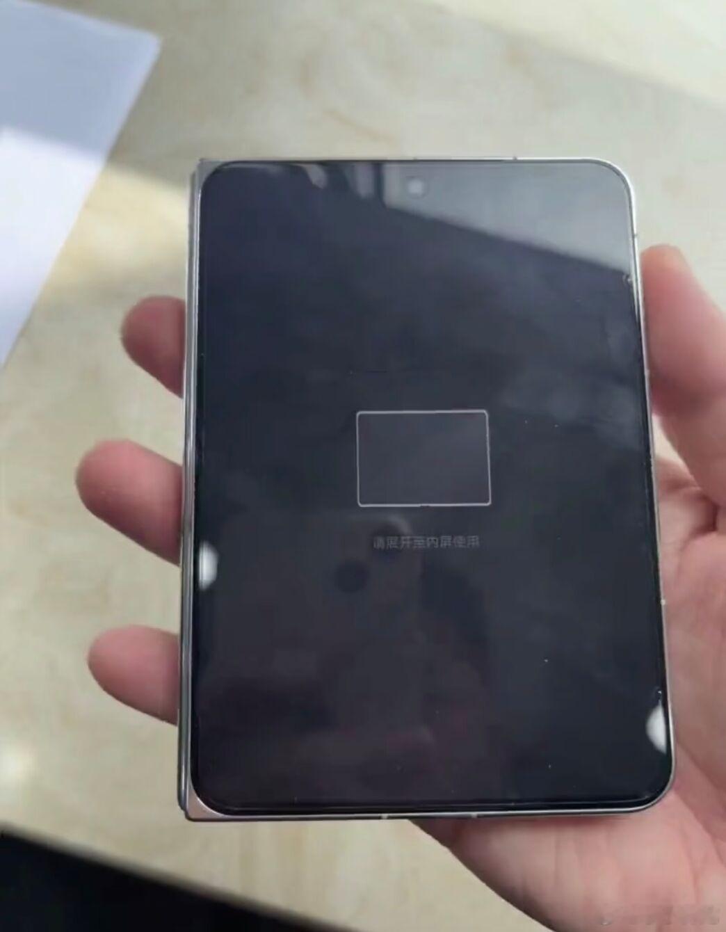 华为Pura X Max真机，这个外屏真的绝了，我就喜欢这种比例的屏幕，内屏展开