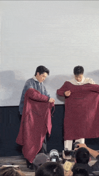 王鹤棣穿省服提前过年  王鹤棣上得舞夫下得厨房 王鹤棣穿四川省服提前过年了，太喜