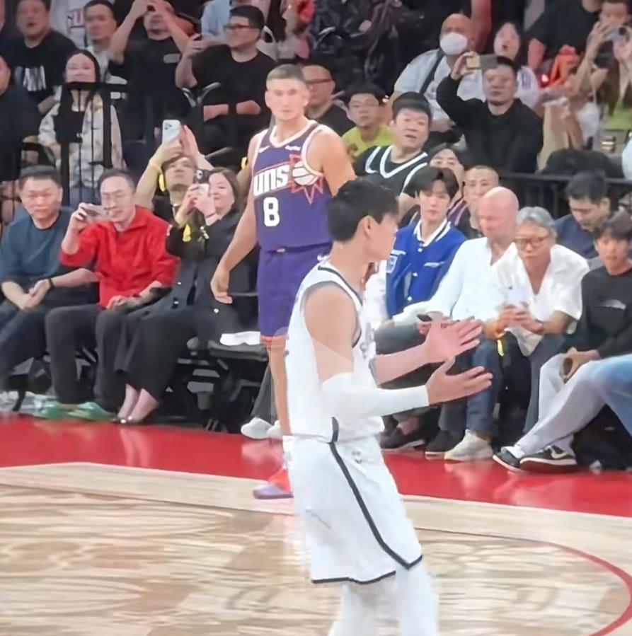 李汶翰[超话]杜华李汶翰现身NBA中国赛nba中国赛2025李汶翰 李哥这位置真