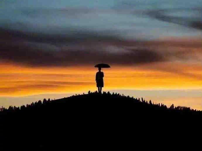 自由最大的束缚是位置。通常，一个位置对应着一种风景。一个人在描述一种风景的时候，