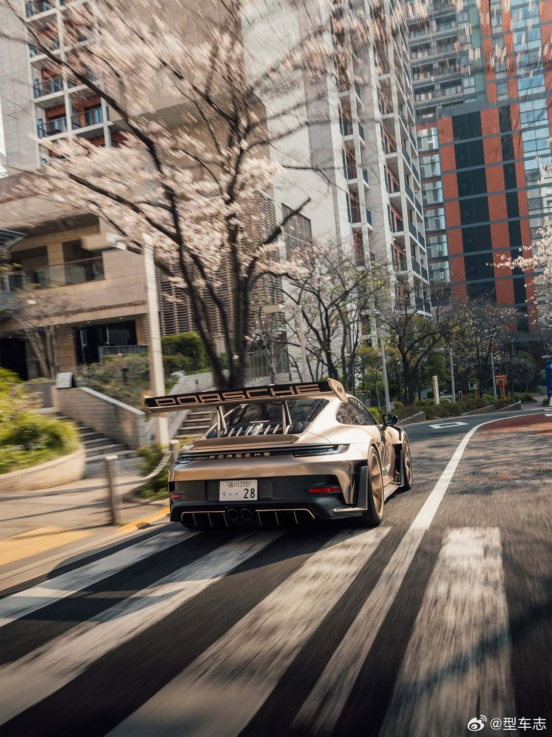 樱花树下的992 GT3 RS Sonderwunsch定制版北京樱花瀑布要来了