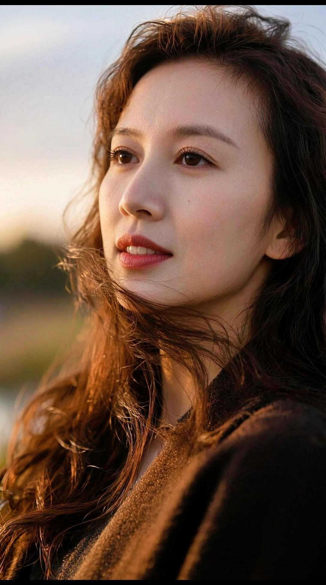 在这张AI写真里，柔和的光线轻轻铺在她脸上，好像时间突然在这一刻停住了 ✨  