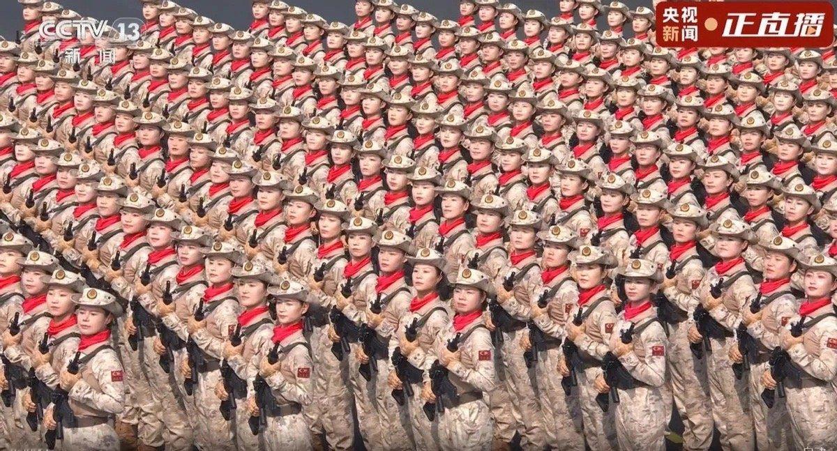 女兵方阵 飒女民兵方队太美了，英姿飒爽地端着枪，斗志昂扬等待受阅！今年的服装也漂