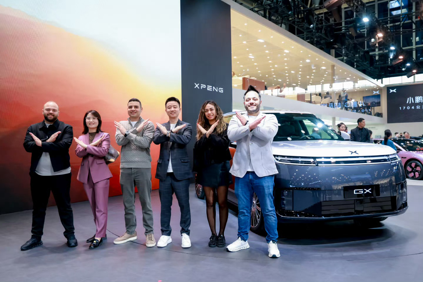 小鹏物理AI全品类登陆北京车展 小鹏直接把“全物理AI矩阵”搬来车展了，陆地航母