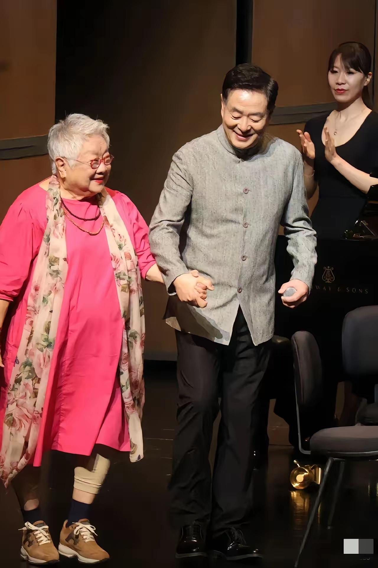 濮存昕牵手的这位老奶奶是谁？