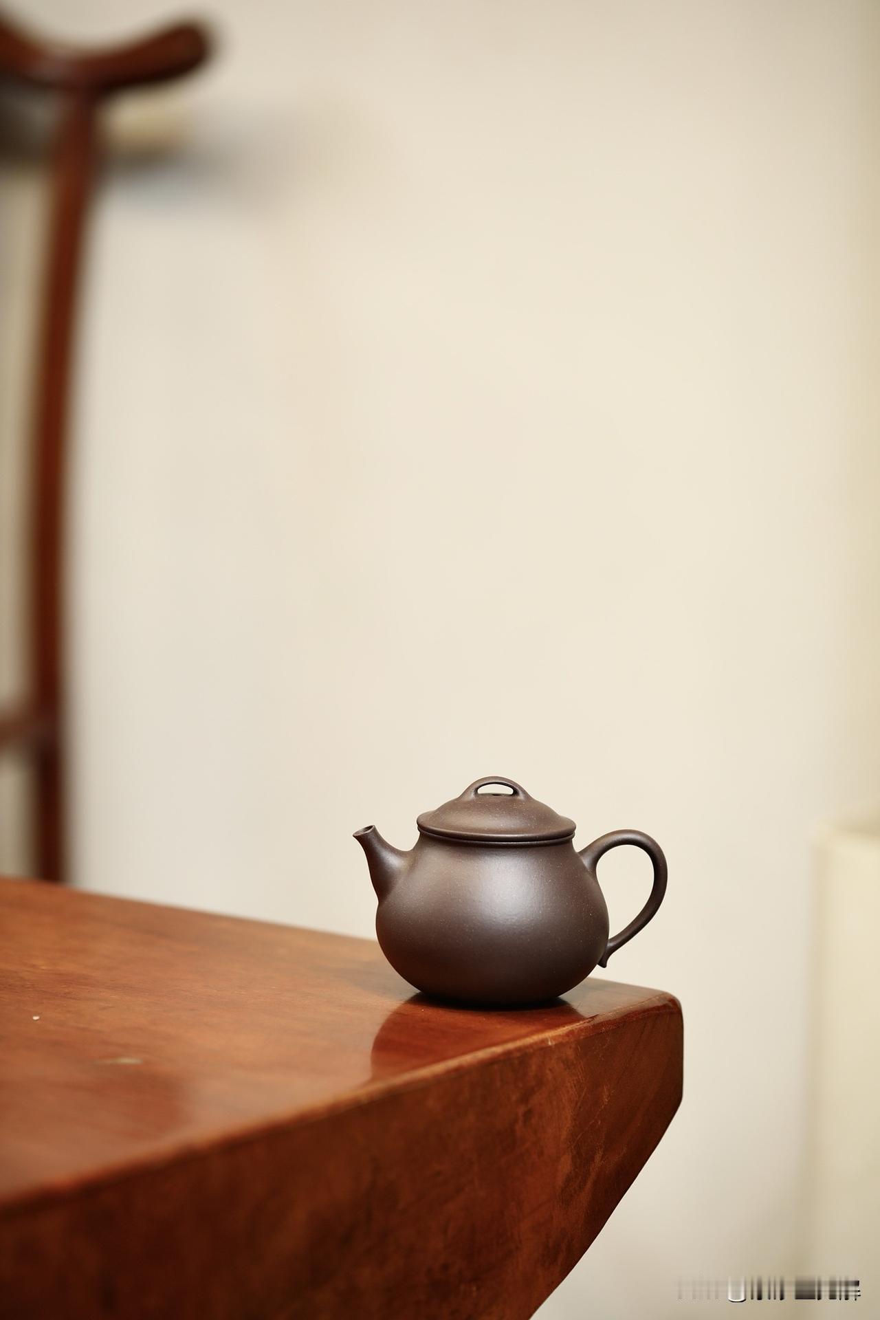 灵珠丨慕李寒勇大拍作品

容量180cc丨原矿青灰泥

整壶古韵悠长，雅致非凡，