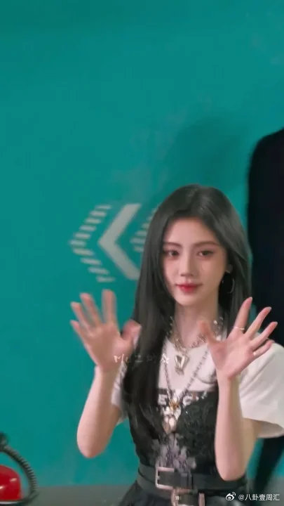 鞠婧祎追剧团生图陈都灵追剧团生图鞠婧祎陈都灵《月鳞绮纪》追剧团生图来啦，好美好萌