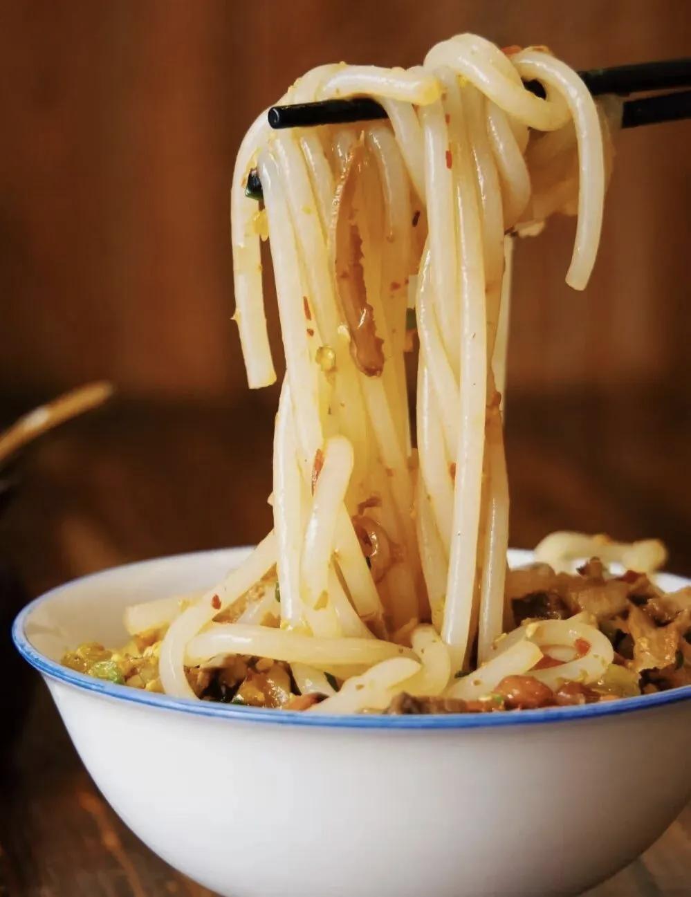 【不管跟谁结婚，最后都会落在穿衣吃饭的琐碎里】
        都说不管跟谁结婚