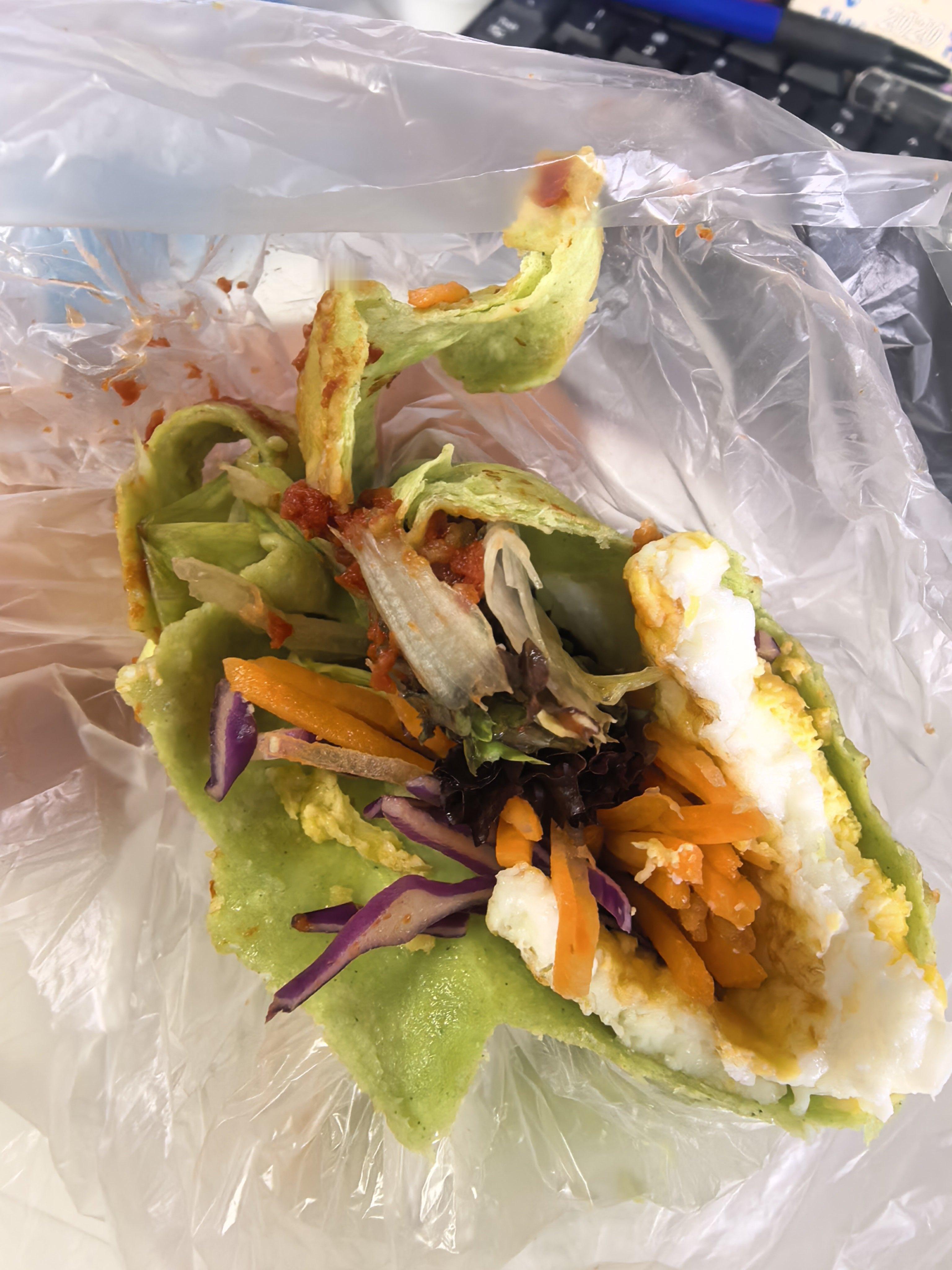 以前看明星减肥大口大口吃菜，说美味，老子都以为他们在装逼。等自己节食减肥，饿了真
