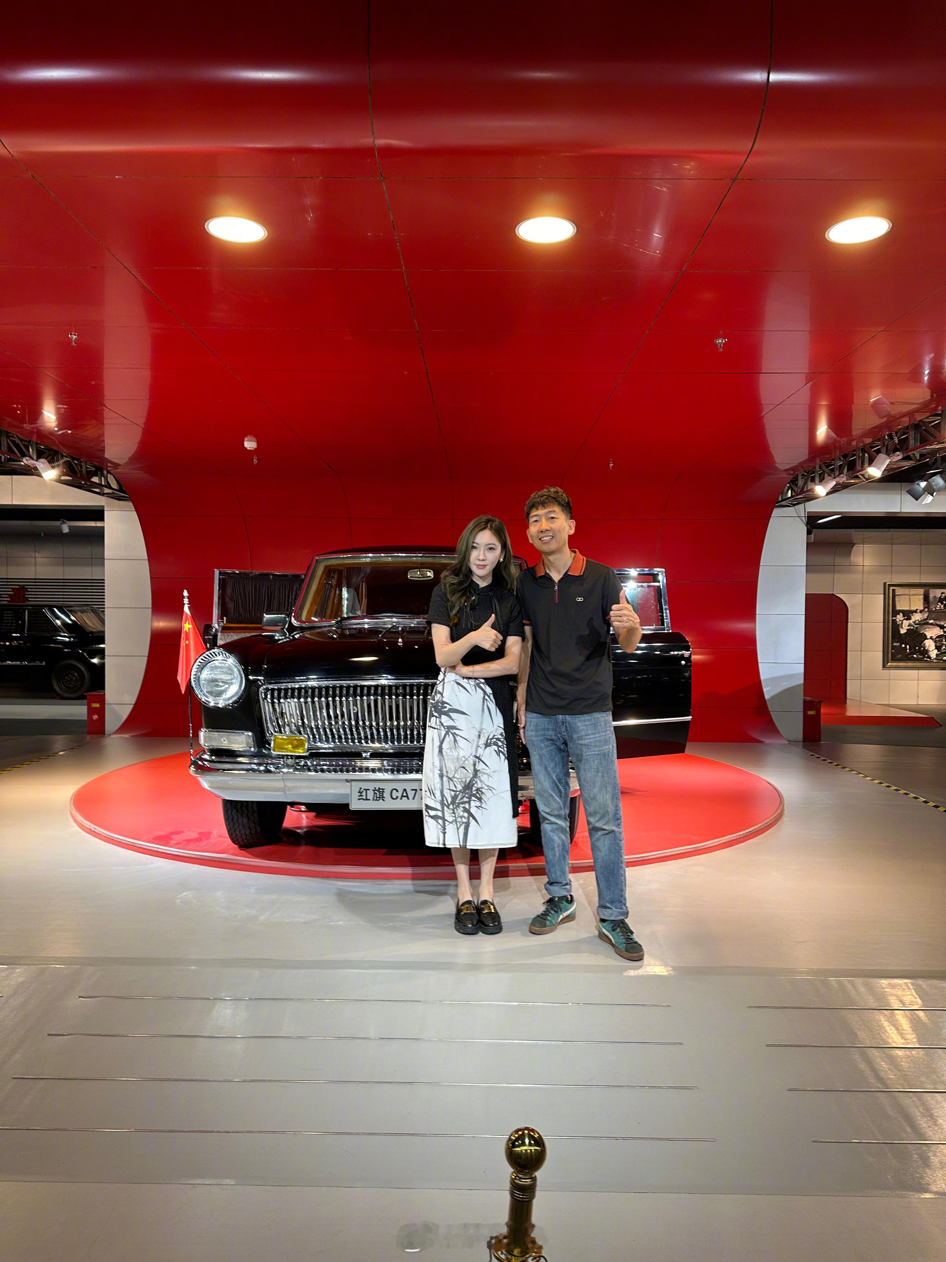 和女粉丝在红旗文化展馆相遇。​​​