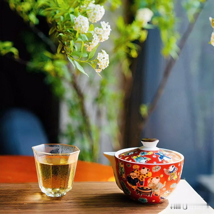 《素器真筵·楚辞体》
素瓷列兮玉盘前，茶烟袅兮绕清寒。
器简若道兮心自安，无声若