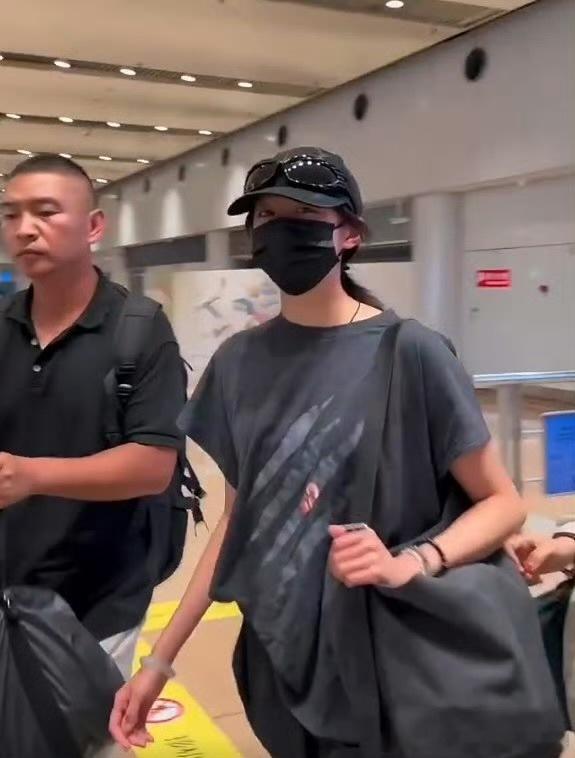 关晓彤晒黑了关晓彤机场路透来啦[打call][打call]在海边拍戏真的晒黑了不