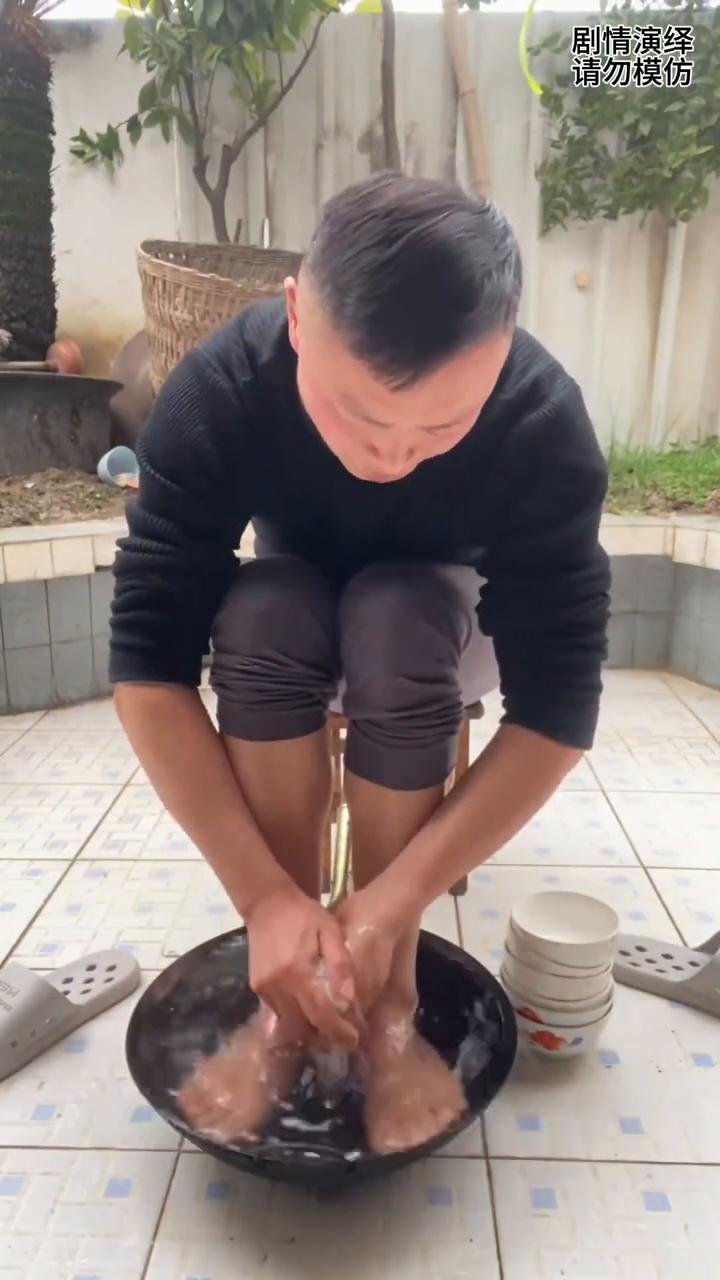 男子为了节约用水，刷碗洗脚一起做，这一幕真的太有才了。
男子为了节约用水，只见他