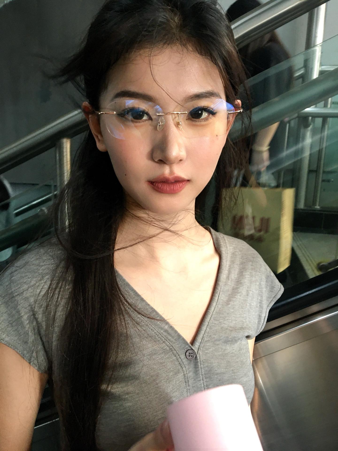 老婆 虽然是精神病但没关系 地铁拍照 金牛